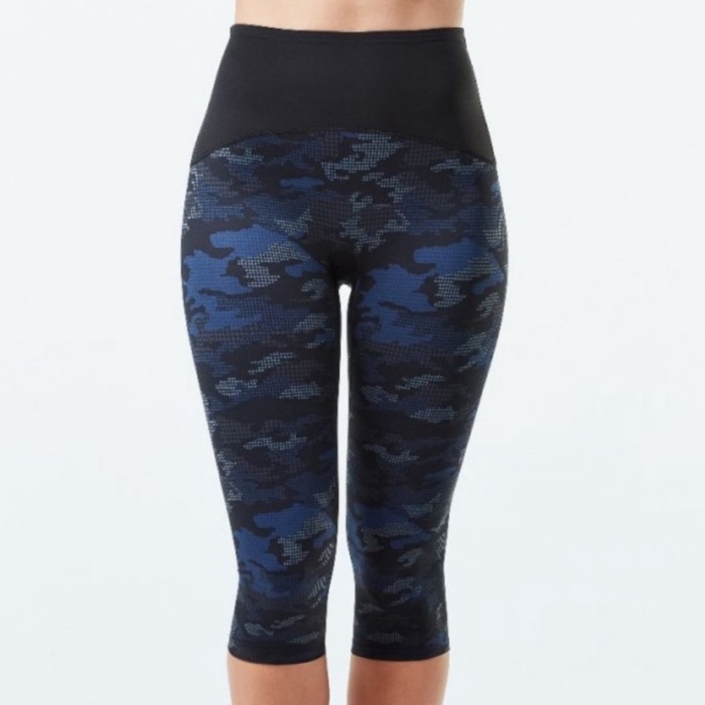 Spanx booty boost cropped leggings size S blue camo